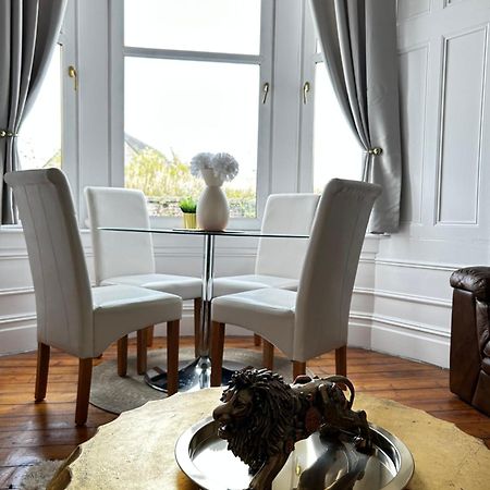 The Lazy Lion - Spacious 2 Bedroom - Town Centre Holiday Home Apartment Port Glasgow Exterior foto