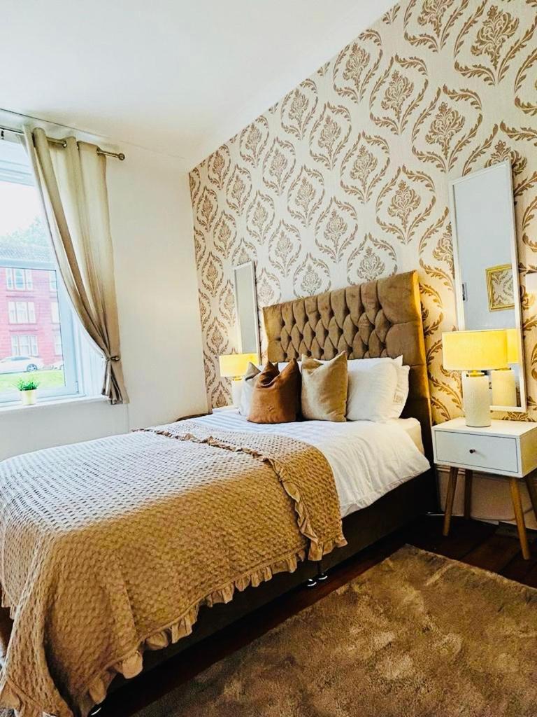 The Lazy Lion - Spacious 2 Bedroom - Town Centre Holiday Home Apartment Port Glasgow Exterior foto