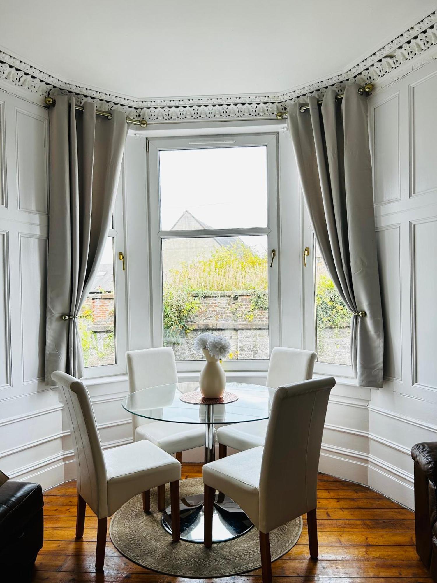 The Lazy Lion - Spacious 2 Bedroom - Town Centre Holiday Home Apartment Port Glasgow Exterior foto
