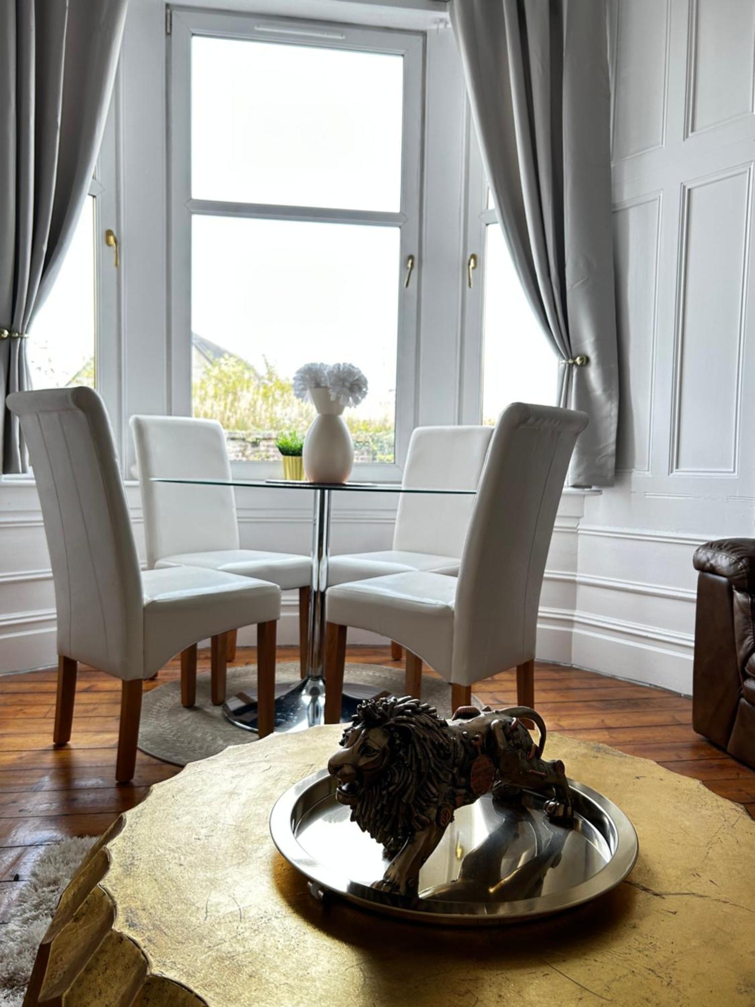 The Lazy Lion - Spacious 2 Bedroom - Town Centre Holiday Home Apartment Port Glasgow Exterior foto