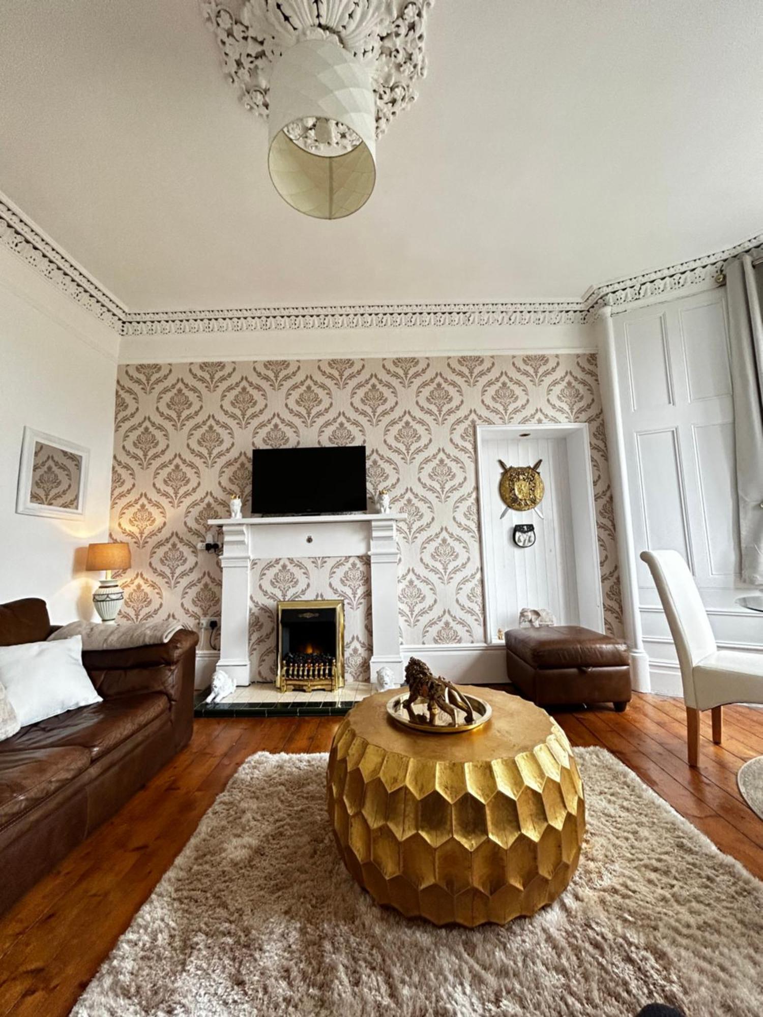 The Lazy Lion - Spacious 2 Bedroom - Town Centre Holiday Home Apartment Port Glasgow Exterior foto