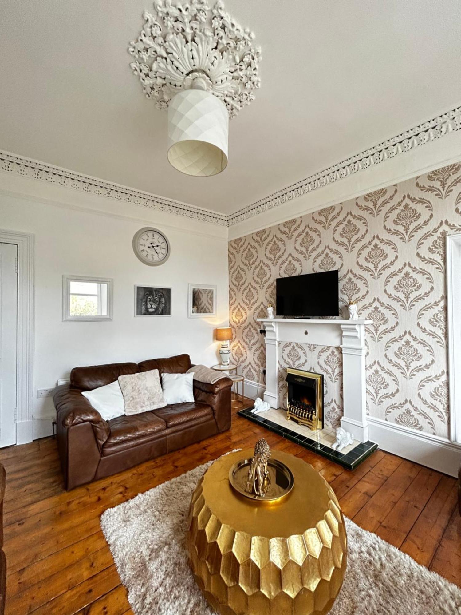 The Lazy Lion - Spacious 2 Bedroom - Town Centre Holiday Home Apartment Port Glasgow Exterior foto