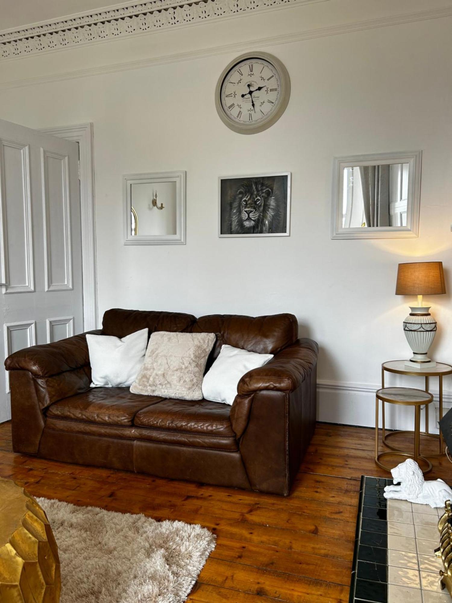 The Lazy Lion - Spacious 2 Bedroom - Town Centre Holiday Home Apartment Port Glasgow Exterior foto