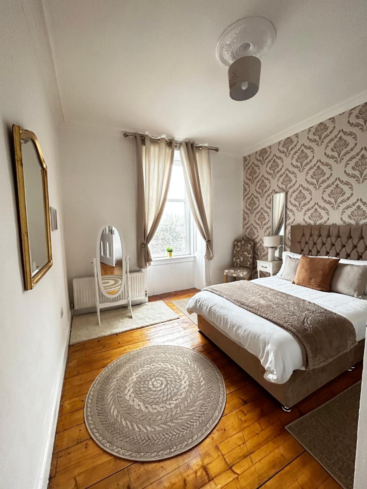 The Lazy Lion - Spacious 2 Bedroom - Town Centre Holiday Home Apartment Port Glasgow Exterior foto