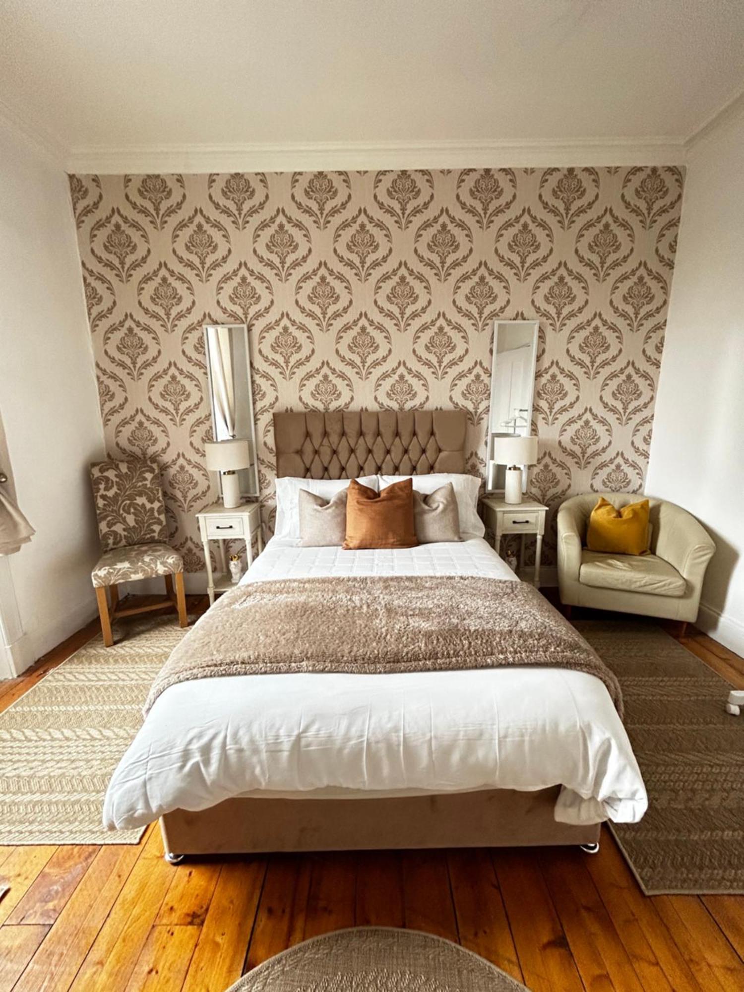 The Lazy Lion - Spacious 2 Bedroom - Town Centre Holiday Home Apartment Port Glasgow Exterior foto