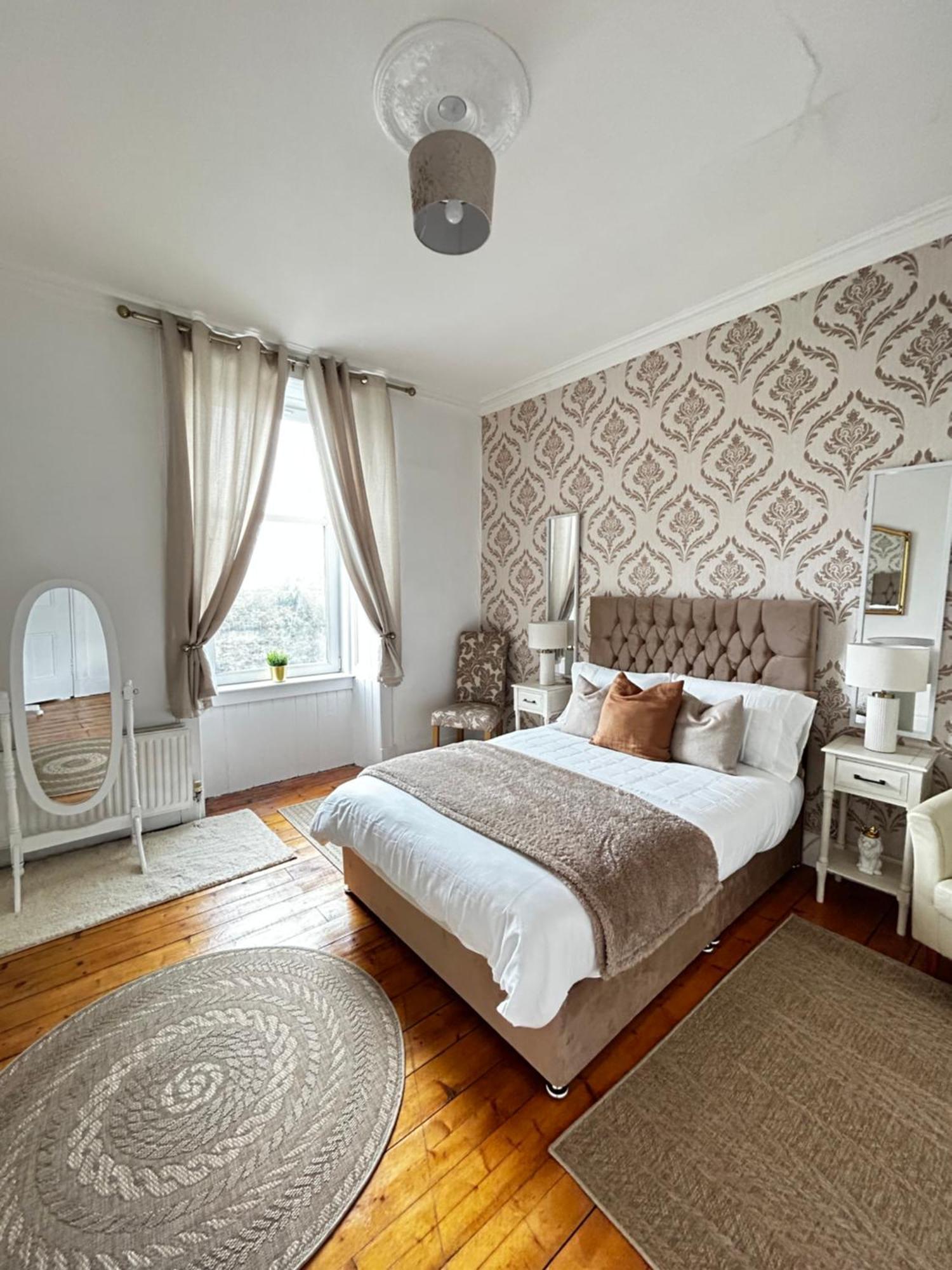 The Lazy Lion - Spacious 2 Bedroom - Town Centre Holiday Home Apartment Port Glasgow Exterior foto