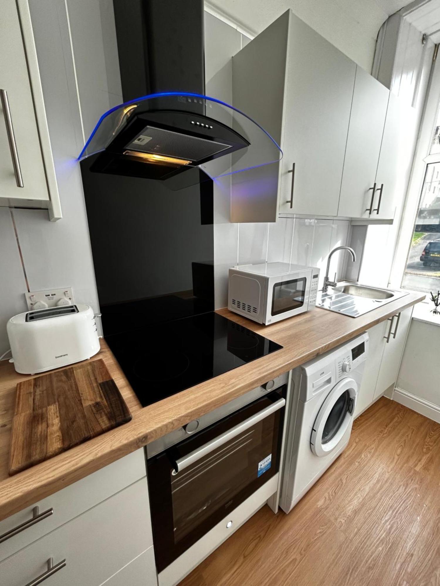 The Lazy Lion - Spacious 2 Bedroom - Town Centre Holiday Home Apartment Port Glasgow Exterior foto