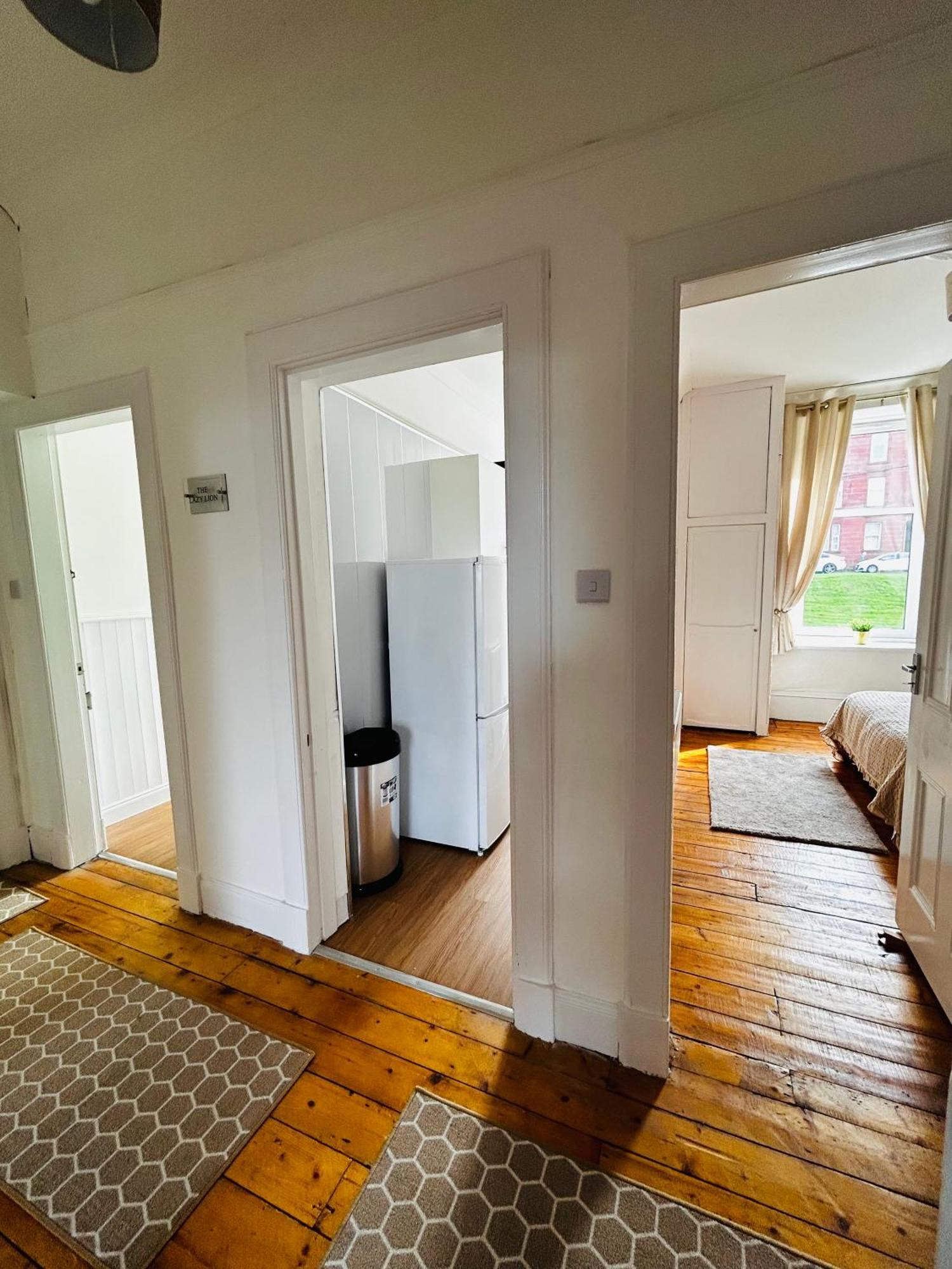 The Lazy Lion - Spacious 2 Bedroom - Town Centre Holiday Home Apartment Port Glasgow Exterior foto