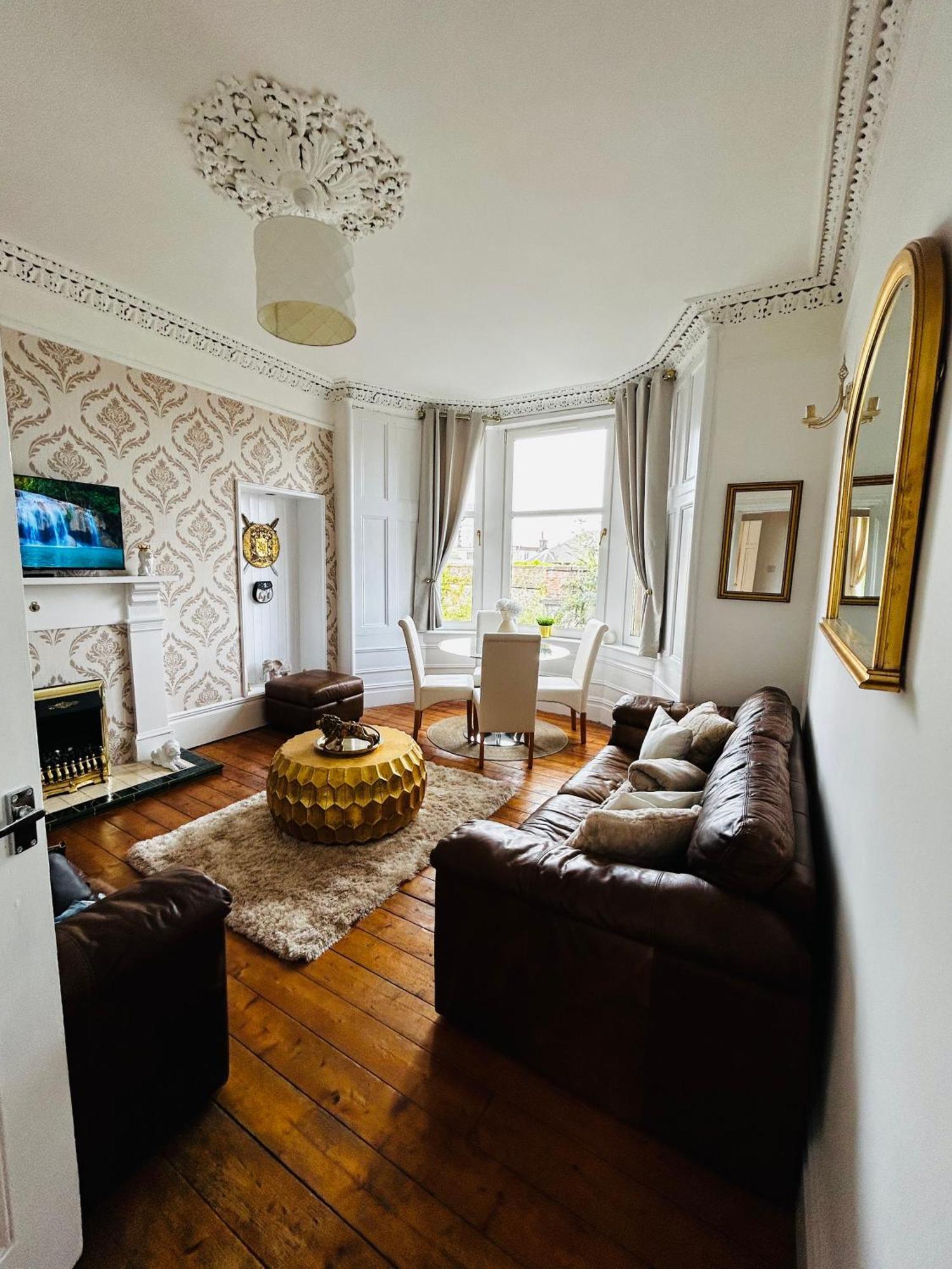 The Lazy Lion - Spacious 2 Bedroom - Town Centre Holiday Home Apartment Port Glasgow Exterior foto