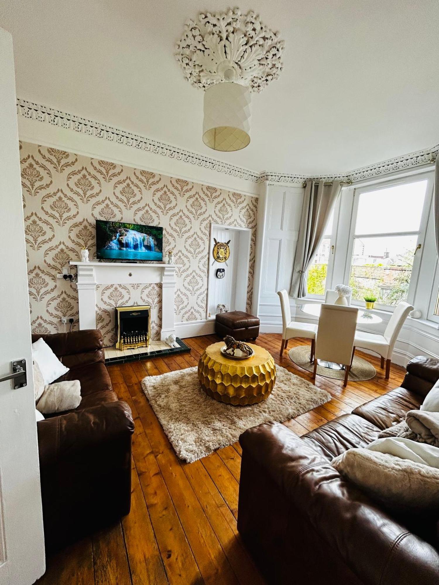 The Lazy Lion - Spacious 2 Bedroom - Town Centre Holiday Home Apartment Port Glasgow Exterior foto