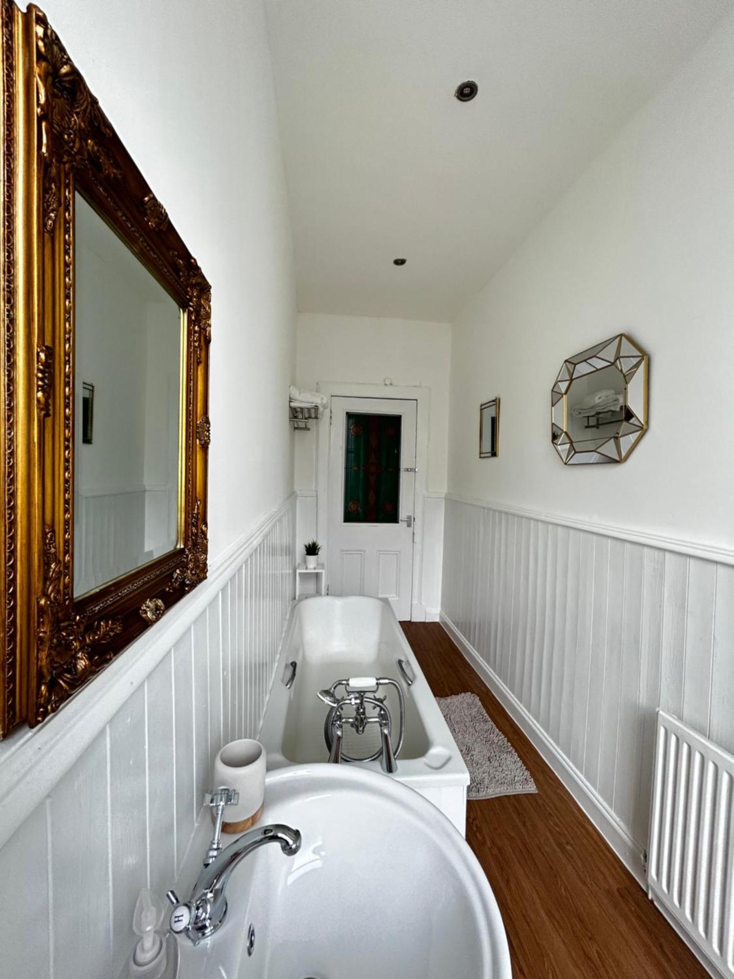 The Lazy Lion - Spacious 2 Bedroom - Town Centre Holiday Home Apartment Port Glasgow Exterior foto